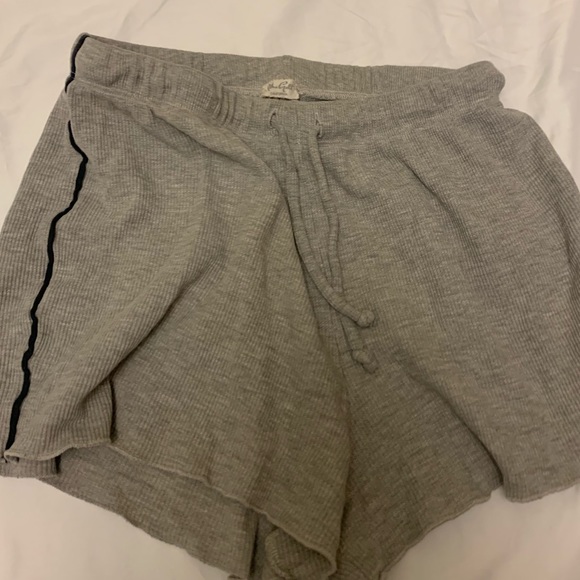 Brandy Melville Pants - Brandy Melville Grey Shorts